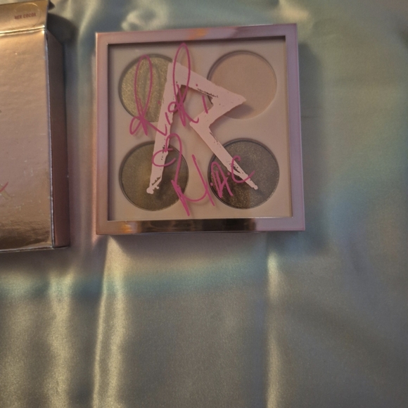 MAC Cosmetics X Rhianna Her Coca Eyeshadow Quad - DISCONTINUED!!!! - Picture 4 of 5